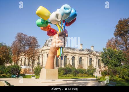 Bouquet aus Tulpen Metallskulptur des amerikanischen Künstlers Jeff Koons, Petit Palais, Paris, Frankreich Stockfoto