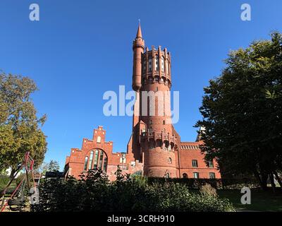 Der historische Wasserturm Gamla Vattentornet in Landskrona Schweden zeigt Architektur aus dem frühen 20. Jahrhundert, die in Apartments mit erhöhtem Blick auf die Stadt umgewandelt wurde. Stockfoto