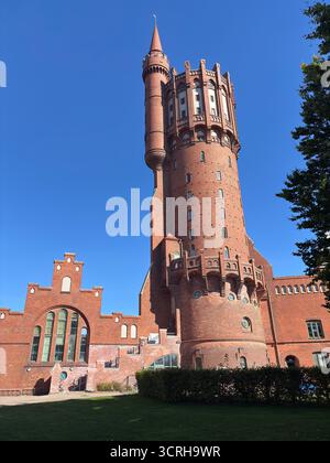 Der historische Wasserturm Gamla Vattentornet in Landskrona Schweden zeigt Architektur aus dem frühen 20. Jahrhundert, die in Apartments mit erhöhtem Blick auf die Stadt umgewandelt wurde. Stockfoto