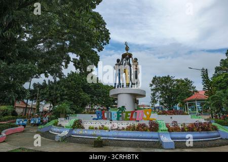 Bluefields, Nicaragua - 16. September 2025: Central Park vor dem Rathaus in Bluefields, Nicaragua. Stockfoto