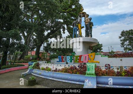 Bluefields, Nicaragua - 16. September 2025: Central Park vor dem Rathaus in Bluefields, Nicaragua. Stockfoto