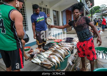 Bluefields, Nicaragua - 16. September 2025: Menschen, die Fisch auf einer Straße in Bluefields, Nicaragua verkaufen. Stockfoto