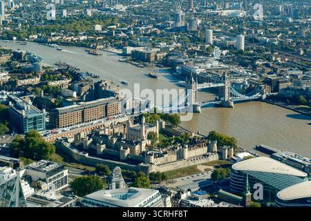 Aus der Vogelperspektive von London mit der Themse, dem Tower of London und der Tower Bridge. London, Großbritannien Stockfoto