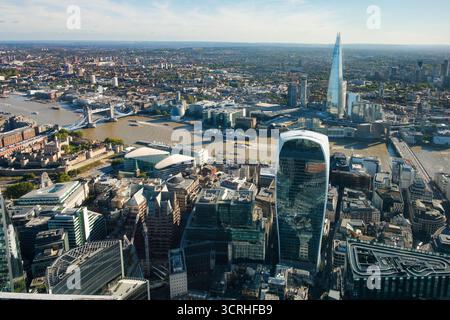 Aus der Vogelperspektive von der City of London nach Süden mit dem Fenchurch-Gebäude, der Shard und der Themse Stockfoto
