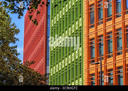 London, England, UK. Zentrale; St Giles - Bürogebäude/Restaurants (Renzo Piano) in St Giles High Street, Camden. Stockfoto