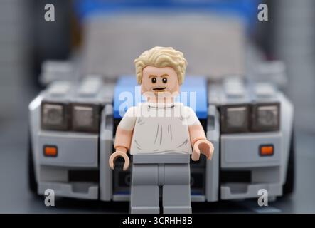 Tambov, Russische Föderation – 21. August 2025 Lego Brian O'Conner Minifigur vor einem Lego Speed Champions Nissan Skyline GT-R (R34) Auto. Stockfoto