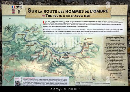 Informationstafeln über die Route der Schattenmenschen – eine Operation im 2. Weltkrieg, um US-Fallschirmjäger und Vorräte abzuwerfen, um dem Widerstand vor dem D-Tag zu helfen. Stockfoto