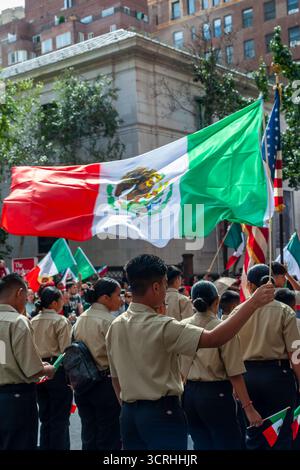 Tausende mexikanischer Amerikaner versammeln sich am Sonntag, den 21. September 2025 bis märz auf der Madison Avenue in New York, um sich die jährliche Parade zum mexikanischen Unabhängigkeitstag anzusehen. Die Paraden, die vom Frühling bis zum Herbst in New York stattfinden, feiern die kulturelle Vielfalt der Stadt. (© Richard B. Levine) Stockfoto