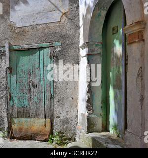 Alte Eingangstore eines historischen baufälligen mittelalterlichen Hauses in der Altstadt von Maratea, Kalabrien, Italien. Stockfoto