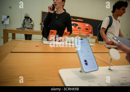 Kunden durchsuchen die neuen Versionen des iPhone 17 einschließlich des iPhone Air im Apple Store im World Trade Center von New York am Dienstag, den 30. September 2025. (© Richard B. Levine) Stockfoto