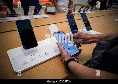 Kunden durchsuchen die neuen Versionen des iPhone 17 einschließlich des iPhone Air im Apple Store im World Trade Center von New York am Dienstag, den 30. September 2025. (© Richard B. Levine) Stockfoto