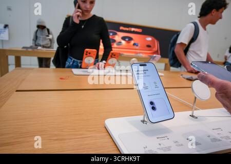 Kunden durchsuchen die neuen Versionen des iPhone 17 einschließlich des iPhone Air im Apple Store im World Trade Center von New York am Dienstag, den 30. September 2025. (© Richard B. Levine) Stockfoto
