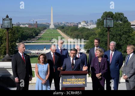 Washington, USA. Oktober 2025. House Speaker Mike Johnson spricht heute am 1. Oktober 2025 auf einer Pressekonferenz auf der West Terrace/Capitol Hill in Washington DC, USA über die Abschaltung der Regierungen. (Lenin Nolly/SIPA USA) Credit: SIPA USA/Alamy Live News Stockfoto