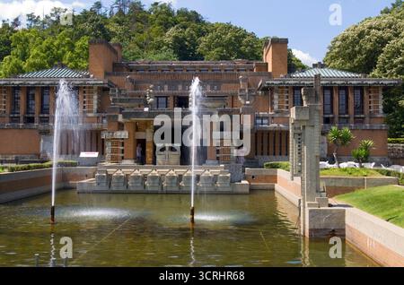 Umgelegte Lobby des Tokyo Imperial Hotels, entworfen vom amerikanischen Architekten Frank Lloyd Wright, im Freilichtmuseum Meiji Mura, Inuyama, Aichi, Japan. Stockfoto