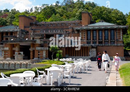 Umgelegte Lobby des Tokyo Imperial Hotels, entworfen vom amerikanischen Architekten Frank Lloyd Wright, im Freilichtmuseum Meiji Mura, Inuyama, Aichi, Japan. Stockfoto