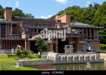 Umgelegte Lobby des Tokyo Imperial Hotels, entworfen vom amerikanischen Architekten Frank Lloyd Wright, im Freilichtmuseum Meiji Mura, Inuyama, Aichi, Japan. Stockfoto