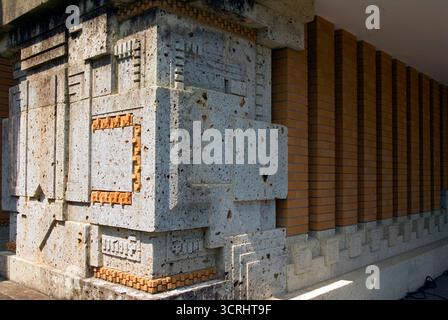 Umgelegte Lobby des Tokyo Imperial Hotels, entworfen vom amerikanischen Architekten Frank Lloyd Wright, im Freilichtmuseum Meiji Mura, Inuyama, Aichi, Japan. Stockfoto