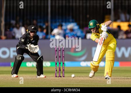 Indore, Indien. Oktober 2025. Holkar Stadium, Indore 1. Oktober 2025: Annabel Sutherland of Australia schlägt während des ICC Frauen-ODI-Weltmeisterschaftsspiels zwischen Australien und Neuseeland im Holkar Stadium in Indore, Indien (Unnati Naidu/SPP) Credit: SPP Sport Press Photo. /Alamy Live News Stockfoto