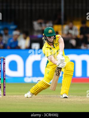 Indore, Indien. Oktober 2025. Holkar Stadium, Indore 1. Oktober 2025: Kim Garth aus Australien schlägt während des ICC Frauen-ODI-Weltmeisterschaftsspiels zwischen Australien und Neuseeland im Holkar Stadium in Indore, Indien (Unnati Naidu/SPP) Credit: SPP Sport Press Photo. /Alamy Live News Stockfoto