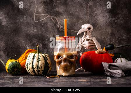 Halloween Herbst trinken Sie scharfe Kürbis Latte Stockfoto