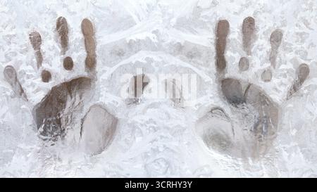 Fingerabdrücke auf einem gefrorenen Fenster, Winterzeit Stockfoto