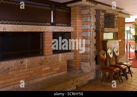 Umgelegte Lobby des Tokyo Imperial Hotels, entworfen vom amerikanischen Architekten Frank Lloyd Wright, im Freilichtmuseum Meiji Mura, Inuyama, Aichi, Japan. Stockfoto
