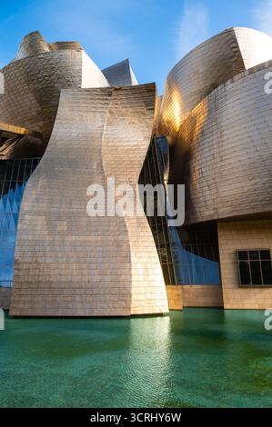 Bilbao, Spanien - 18. Juli 2025: Guggenheim Museum Bilbao Moderne Architektur auf dem Wasser Stockfoto