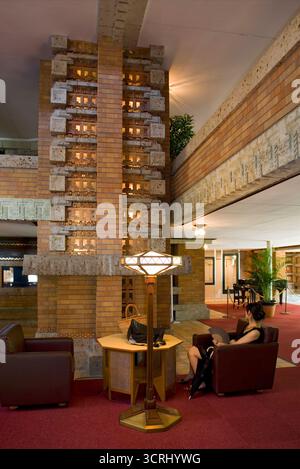 Umgelegte Lobby des Tokyo Imperial Hotels, entworfen vom amerikanischen Architekten Frank Lloyd Wright, im Freilichtmuseum Meiji Mura, Inuyama, Aichi, Japan. Stockfoto