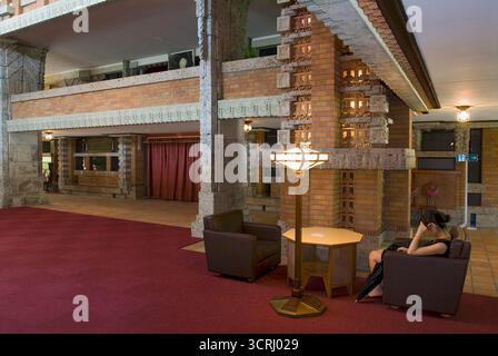 Umgelegte Lobby des Tokyo Imperial Hotels, entworfen vom amerikanischen Architekten Frank Lloyd Wright, im Freilichtmuseum Meiji Mura, Inuyama, Aichi, Japan. Stockfoto