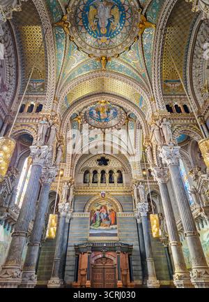 Lyon, Frankreich - 13. Februar 2024 das opulente Innere der französischen Basilika Notre Dame de Fourviere. Innenansicht neobyzantinischer Architektur Stockfoto