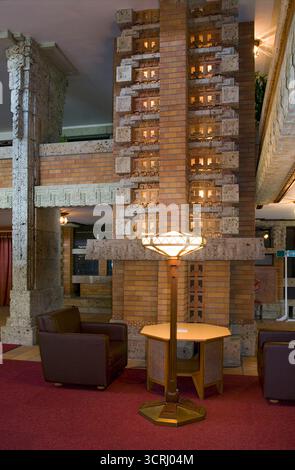 Umgelegte Lobby des Tokyo Imperial Hotels, entworfen vom amerikanischen Architekten Frank Lloyd Wright, im Freilichtmuseum Meiji Mura, Inuyama, Aichi, Japan. Stockfoto
