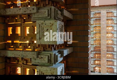 Umgelegte Lobby des Tokyo Imperial Hotels, entworfen vom amerikanischen Architekten Frank Lloyd Wright, im Freilichtmuseum Meiji Mura, Inuyama, Aichi, Japan. Stockfoto
