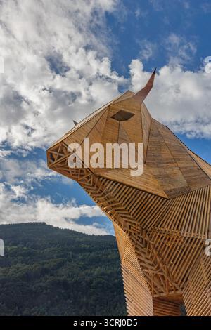 Mollis, Schweiz - 29. August. 2025: Die große Holzkuh (21 Meter hoch) beim Schweizer Ringen- und Alpenfest, das traditionellste ist Stockfoto