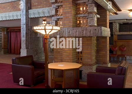 Umgelegte Lobby des Tokyo Imperial Hotels, entworfen vom amerikanischen Architekten Frank Lloyd Wright, im Freilichtmuseum Meiji Mura, Inuyama, Aichi, Japan. Stockfoto