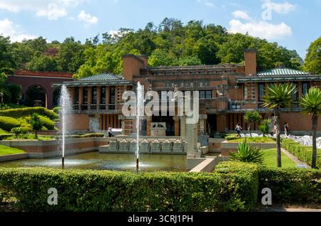Umgelegte Lobby des Tokyo Imperial Hotels, entworfen vom amerikanischen Architekten Frank Lloyd Wright, im Freilichtmuseum Meiji Mura, Inuyama, Aichi, Japan. Stockfoto