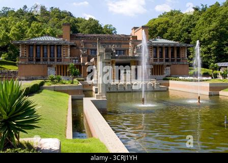 Umgelegte Lobby des Tokyo Imperial Hotels, entworfen vom amerikanischen Architekten Frank Lloyd Wright, im Freilichtmuseum Meiji Mura, Inuyama, Aichi, Japan. Stockfoto