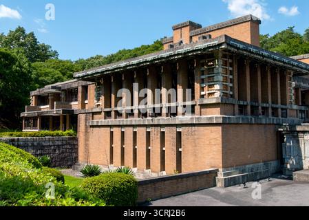 Umgelegte Lobby des Tokyo Imperial Hotels, entworfen vom amerikanischen Architekten Frank Lloyd Wright, im Freilichtmuseum Meiji Mura, Inuyama, Aichi, Japan. Stockfoto