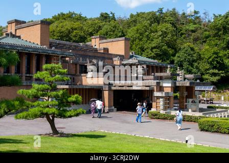 Umgelegte Lobby des Tokyo Imperial Hotels, entworfen vom amerikanischen Architekten Frank Lloyd Wright, im Freilichtmuseum Meiji Mura, Inuyama, Aichi, Japan. Stockfoto