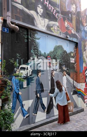 Street Art Fototapete Wall of Fame of the Beatles on Door als Frau ihre Tür in Basel in der Nordwestschweiz öffnet Stockfoto