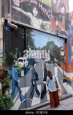Street Art Fototapete Wall of Fame of the Beatles on Door als Frau ihre Tür in Basel in der Nordwestschweiz öffnet Stockfoto