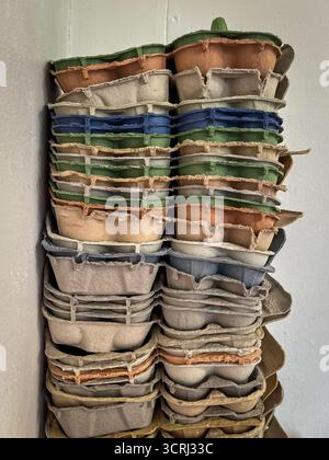 Gestapelte farbige Eierkartons aus Zellstoff zur Lagerung oder zum Recycling Stockfoto
