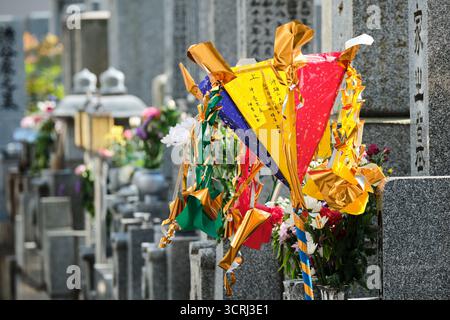 Hiroshima-Friedhof mit Gedenkgräbern und Grabsteinen zu Ehren der Opfer von Atombomben. Friedliche Ruhestätte, in der man sich an die bei einem nuklearen Angriff verlorenen erinnert Stockfoto