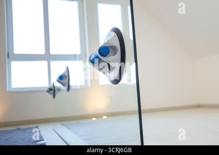 Neu installierte Duschkabine in einem luxuriösen neuen Badezimmer Stockfoto