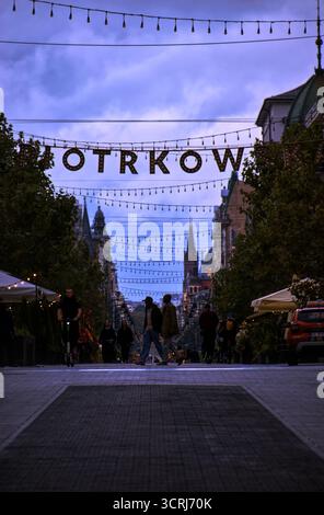 LODZ, POLEN 13. SEPTEMBER 2025: Piotrkowska Straße in Lodz, eine Stadt in Zentralpolen in Europa. Stockfoto