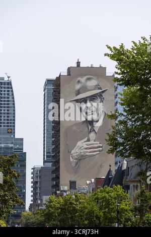 Montreal, Kanada - 2. August 2025: Wandgemälde von Leonard Cohen an der Seite des Gebäudes an der Crescent Street Stockfoto
