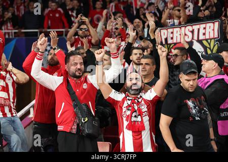 London, Großbritannien. Oktober 2025. Olympiacos Fans vor dem Gruppenspiel Arsenal FC gegen Olympiacos FC UEFA Champions League Round One im Arsenal Stadium, London, England, Großbritannien am 1. Oktober 2025 Credit: Katie Chan/Every Second Media Credit: Every Second Media/Alamy Live News Stockfoto