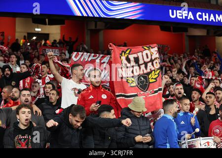 London, Großbritannien. Oktober 2025. Olympiacos Fans vor dem Gruppenspiel Arsenal FC gegen Olympiacos FC UEFA Champions League Round One im Arsenal Stadium, London, England, Großbritannien am 1. Oktober 2025 Credit: Katie Chan/Every Second Media Credit: Every Second Media/Alamy Live News Stockfoto
