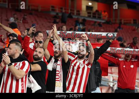 London, Großbritannien. Oktober 2025. Olympiacos Fans vor dem Gruppenspiel Arsenal FC gegen Olympiacos FC UEFA Champions League Round One im Arsenal Stadium, London, England, Großbritannien am 1. Oktober 2025 Credit: Katie Chan/Every Second Media Credit: Every Second Media/Alamy Live News Stockfoto