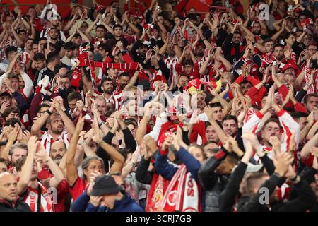 London, Großbritannien. Oktober 2025. Olympiacos Fans vor dem Gruppenspiel Arsenal FC gegen Olympiacos FC UEFA Champions League Round One im Arsenal Stadium, London, England, Großbritannien am 1. Oktober 2025 Credit: Katie Chan/Every Second Media Credit: Every Second Media/Alamy Live News Stockfoto