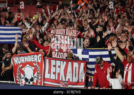 London, Großbritannien. Oktober 2025. Olympiacos Fans vor dem Gruppenspiel Arsenal FC gegen Olympiacos FC UEFA Champions League Round One im Arsenal Stadium, London, England, Großbritannien am 1. Oktober 2025 Credit: Katie Chan/Every Second Media Credit: Every Second Media/Alamy Live News Stockfoto